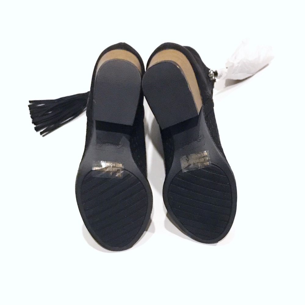 NEW Timeless Perforated Vegan Peep Toe Stylish W/ Side Fringe Black Shoes - Picture 2 of 6